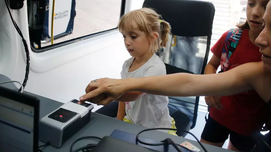 Vídeo | La unitat mòbil per expedir DNI i passaport arriba a Ripoll