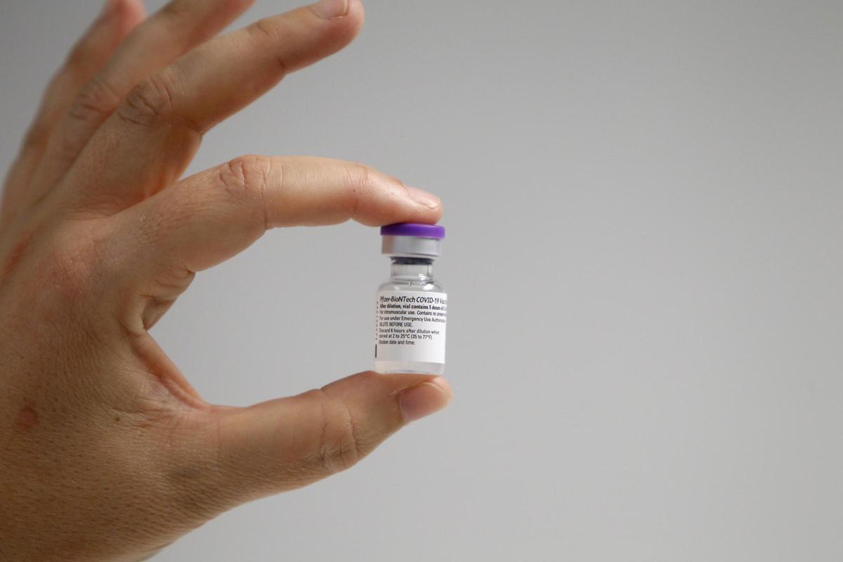 Un vial de la vacuna de Pfizer
