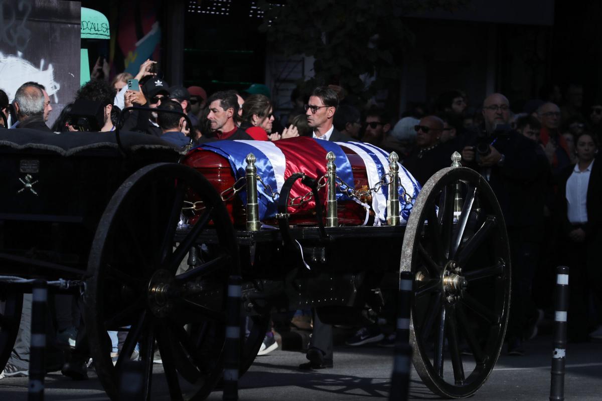 AME7436. MONTEVIDEO (URUGUAY), 14/05/2025.- Personas asisten al cortejo fúnebre del expresidente uruguayo José Mujica este miércoles, en Montevideo (Uruguay). El cortejo fúnebre del expresidente Mujica partió desde el Palacio Estevez de Montevideo, donde el actual mandatario, Yamandú Orsi, colocó el pabellón patrio sobre el féretro. EFE/ Alejandro Prieto