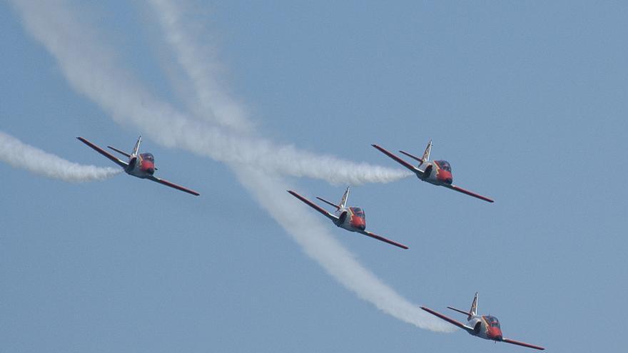 Acrobacias temerarias en el cielo: la Patrulla Águila cumple 40 años de espectáculo y diplomacia de la defensa