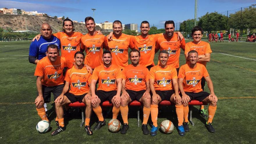 Jugadores del equipo Juzgados en el campo Antonio Rojas.