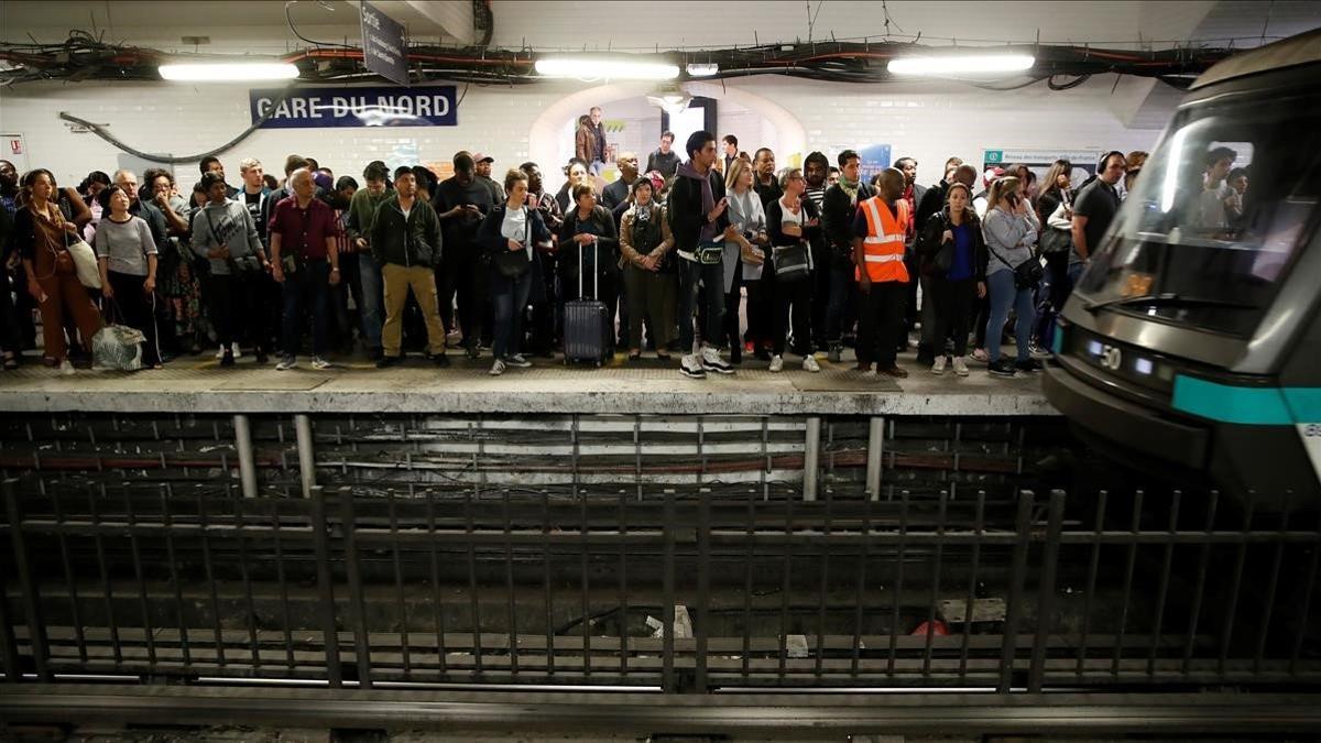 Andenes de metro atestados durante la huelga de transporte público en París.