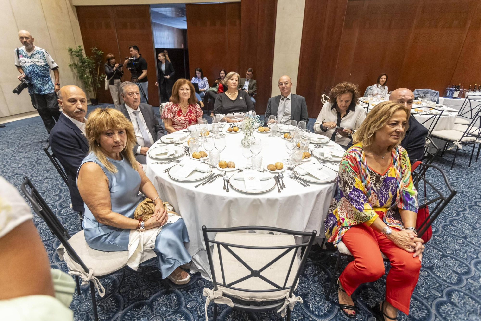 La Asociación Día de Galicia en Asturias entrega su medalla de oro a Adrián Barbón y Carmen Moriyón