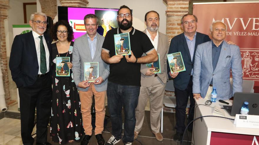 Juan de Aragón, en el centro, acompañado por los guionistas y responsables de la edición del cómic, en el Museo de Vélez-Málaga.