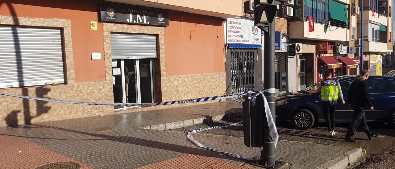 La Policía Nacional en la puerta del bar JM, precintado tras el tiroteo el día de Navidad de 2019.