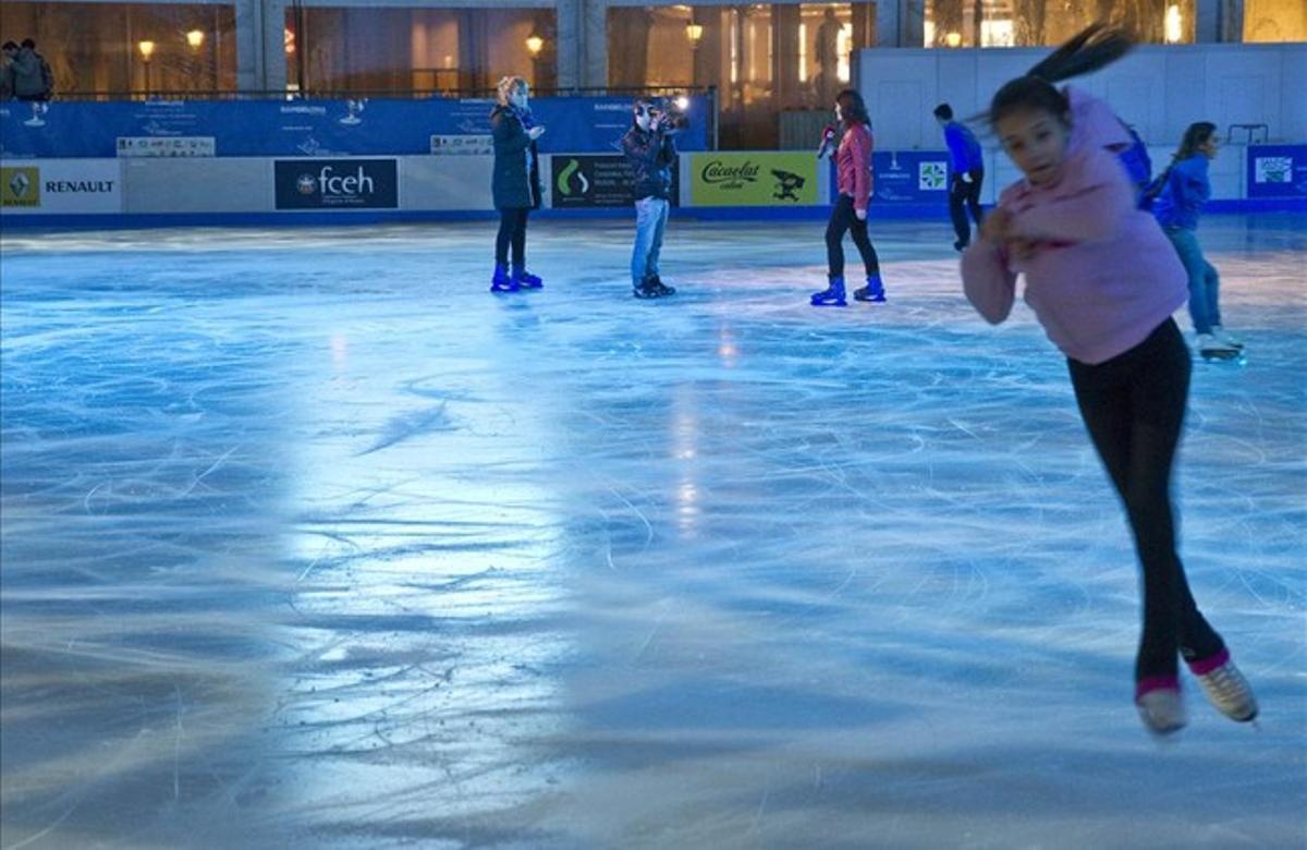 Una jove patinadora a la pista de gel de la plaça de Catalunya, el desembre passat. Una jove patinadora a la pista de gel de la plaça de Catalunya, el desembre passat.