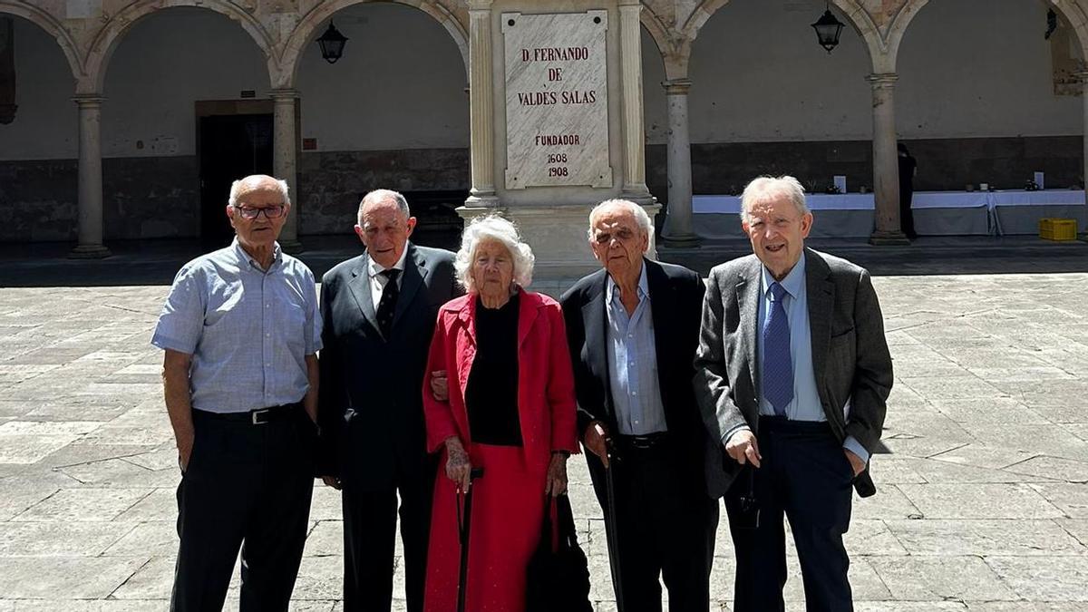 Por la izquierda, José Luis Hevia, Carlos Roces, Charo Fuertes, Manuel Núñez y Mariano Abad, el pasado jueves en la Universidad.