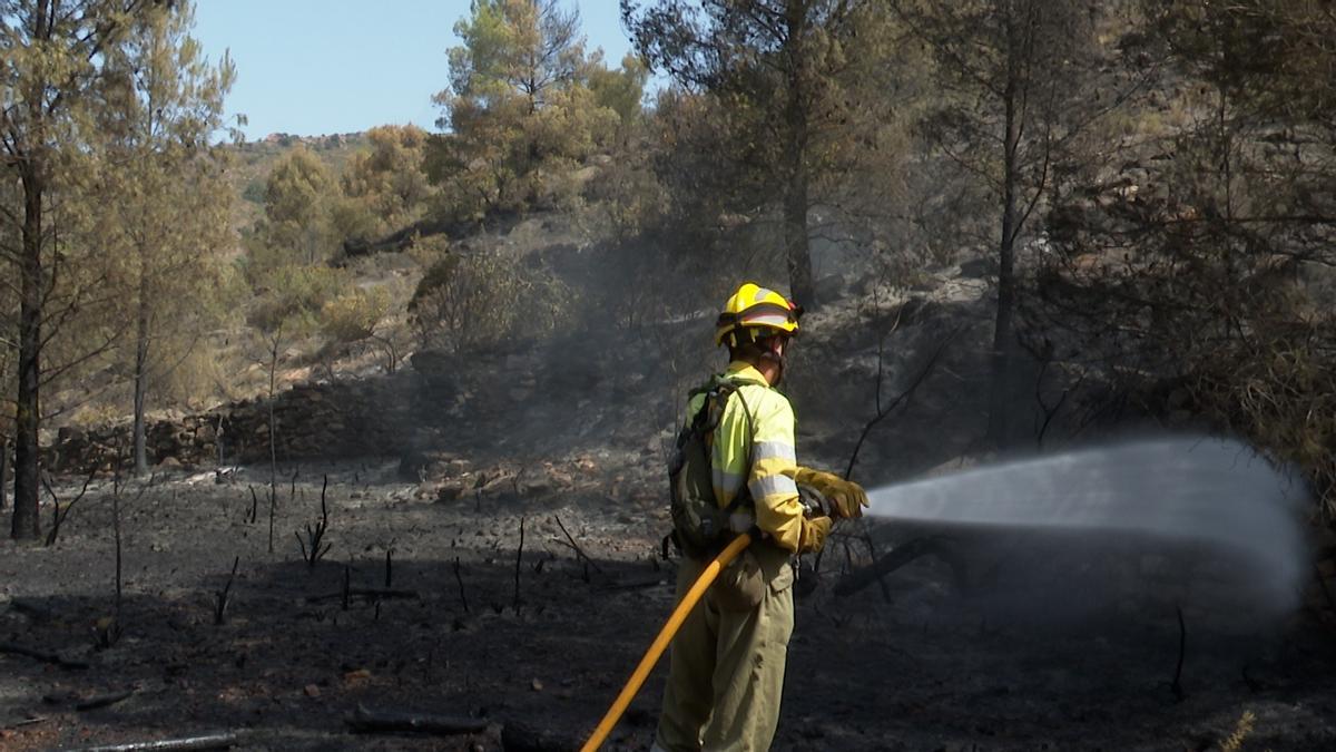 Un bombero trabaja en la extinción del incendio forestal de Azuébar (Castellón)