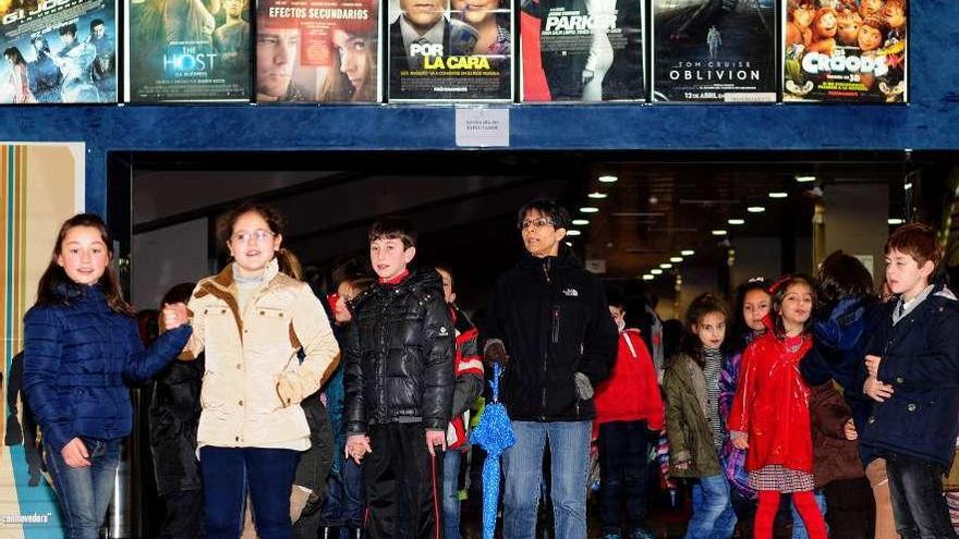 Un grupo de escolares de Lalín en un festival de cine en las antiguas salas del Pontiñas. // Bernabé/J.Lalín