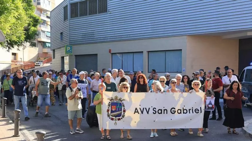 Los vecinos del barrio San Gabriel de Alicante protestan por la falta de médicos