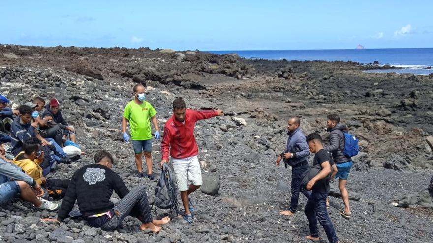 Migrantes tras llegar a la zona de Punta del Palo, en el municipio de Haría.