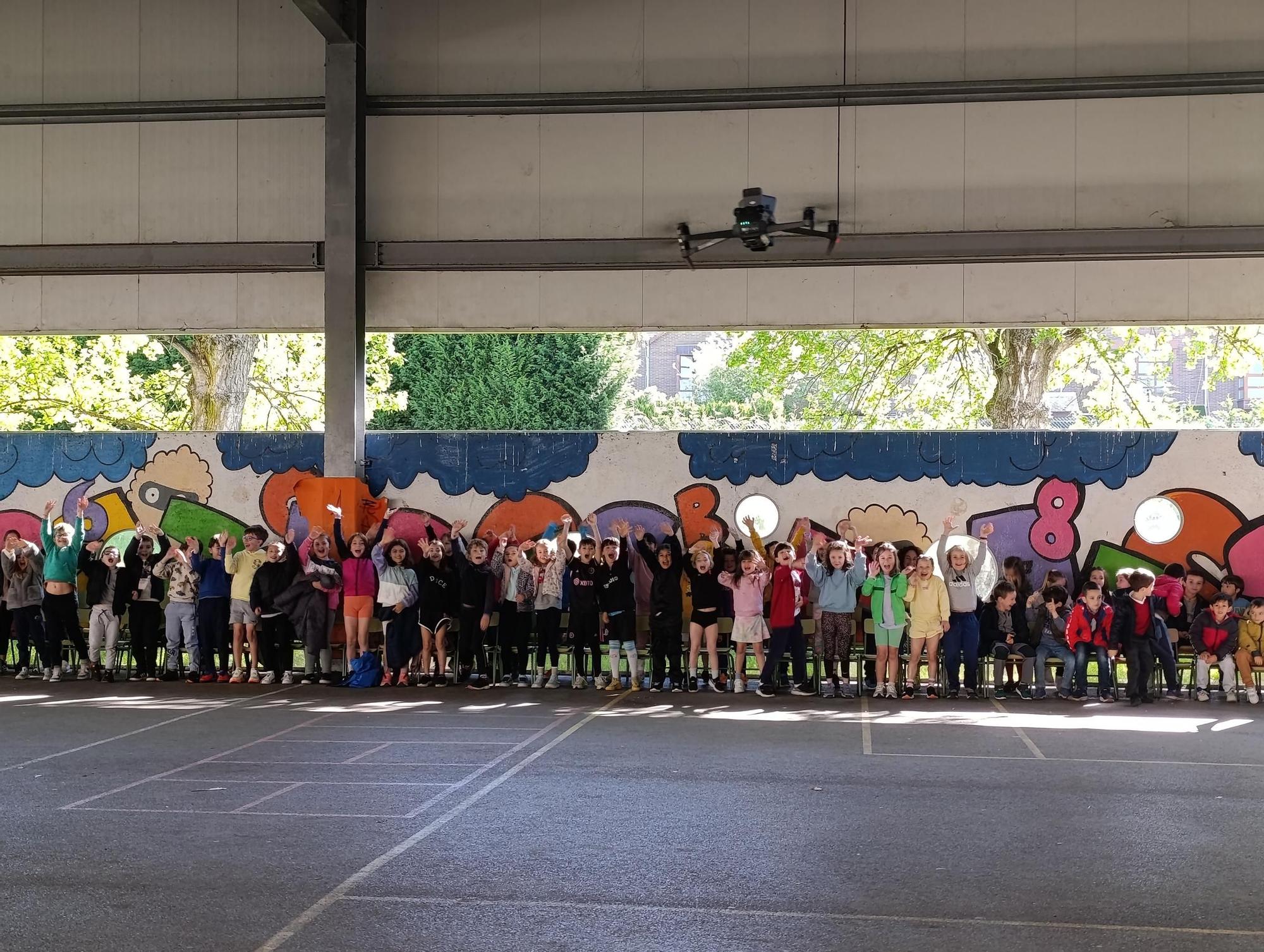 Así fue la exhibición de la Policía Nacional en el colegio La Fresneda, en Siero