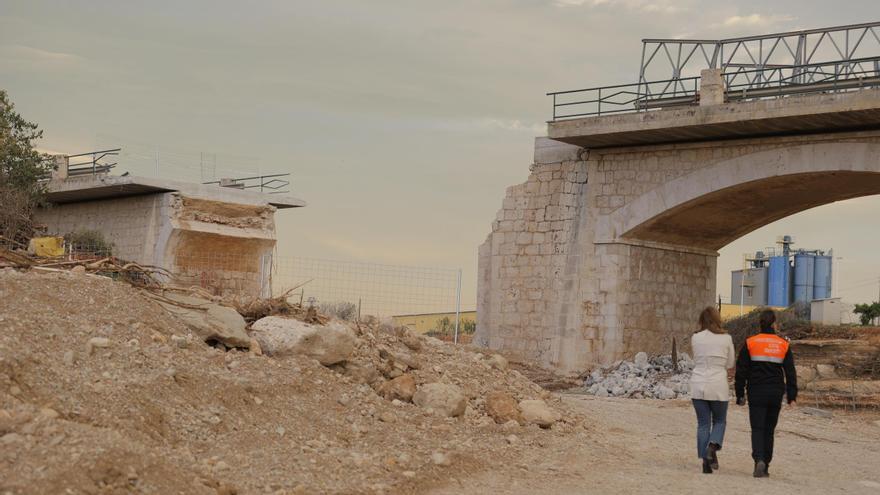 La UME coloca la estructura del puente militar sobre la CV-50 en Cheste