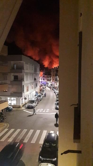 Voraz incendio en una carpintería en el Port de Pollença