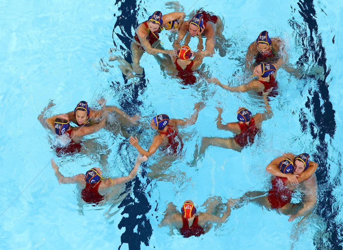 Las jugadoras españolas de waterpolo celebrando la medalla de oro