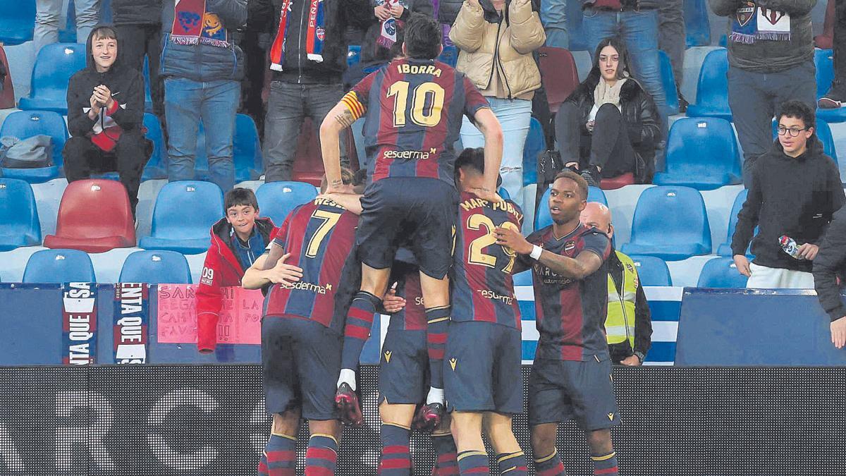 Los jugadores del Levante celebran un gol frente al Lugo
