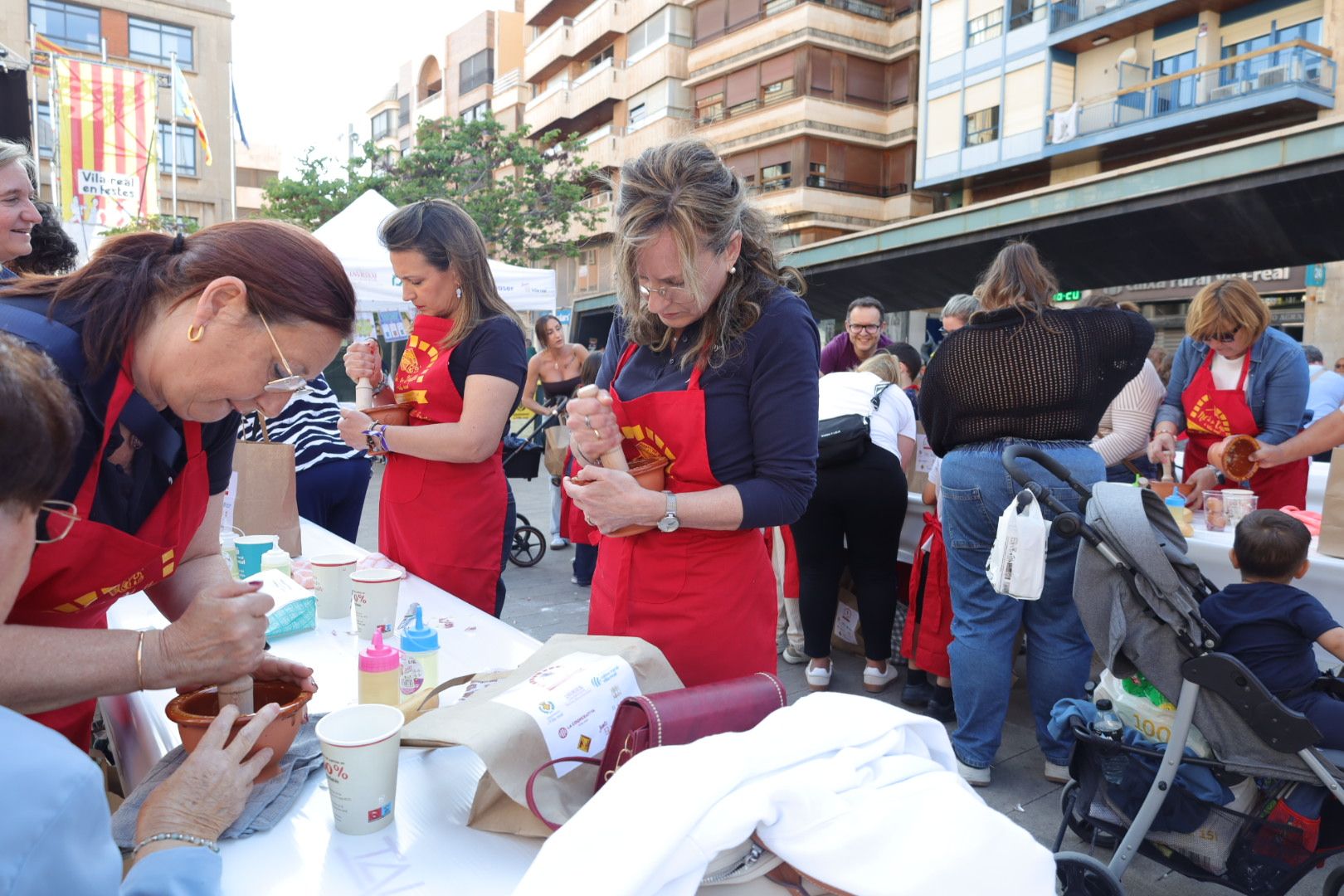 FOTOGALERÍA I Las imágenes de la Nit de la Xulla y del encuentro de elaboración de allioli de las fiestas de Vila-real