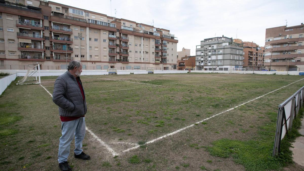 El presidente del Cf Mare Nostrum muestra el estado del terreno de juego.