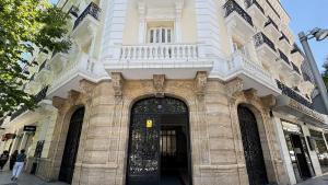 Vista de la vivienda propiedad del Estado en la primera planta del bloque de la calle Serrano, 3, de Madrid, que se encuentra vacía desde hace 10 años.