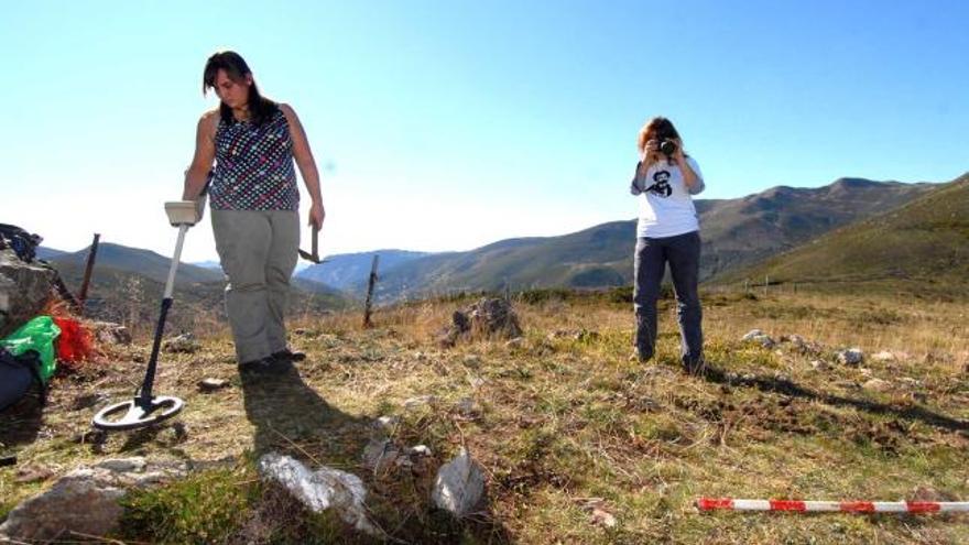 Elena Quintanal y Esperanza Martín, realizando la teledetección en el Picu Llagüezos.