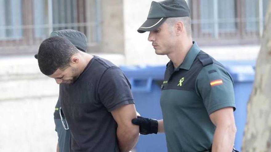El principal acusado, de 27 años y natural de Portugal, al ser conducido a los juzgados de Vía Alemania, en Palma.