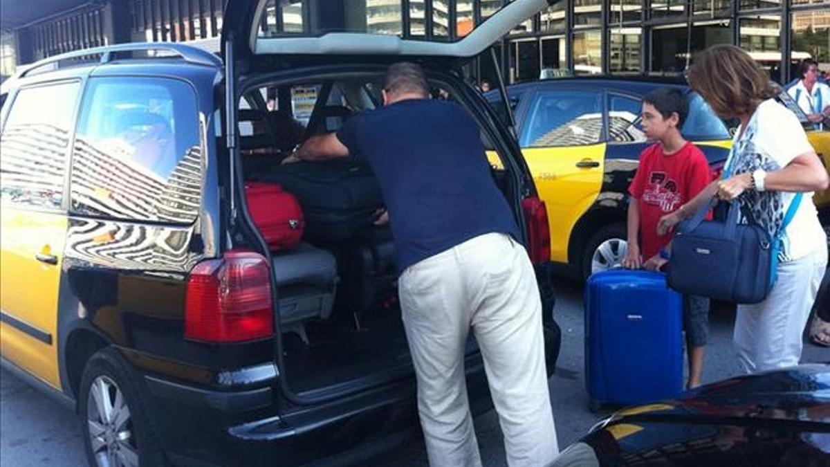 Un taxi carga las maletas de un cliente en Països Catalans.