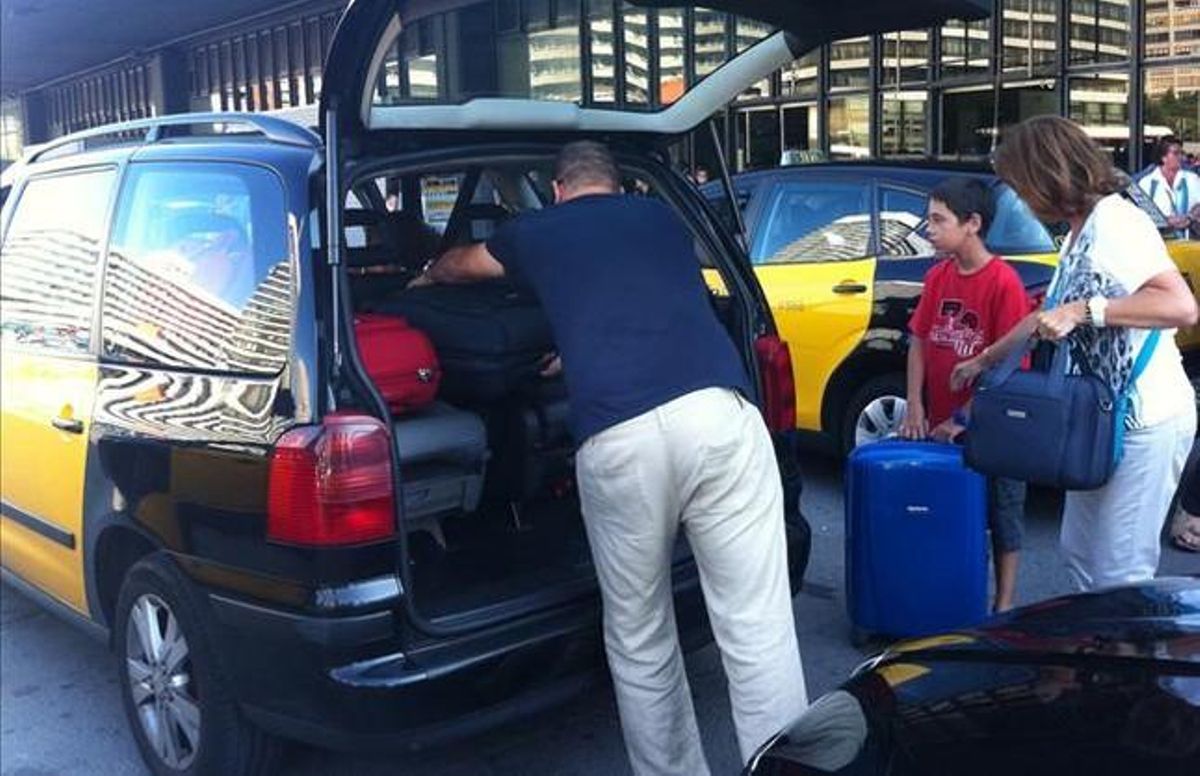 Un taxi càrrega les maletes d’un client a Països Catalans, durant la protesta davant de Sants. Un taxi càrrega les maletes d’un client a Països Catalans, durant la protesta davant de Sants.
