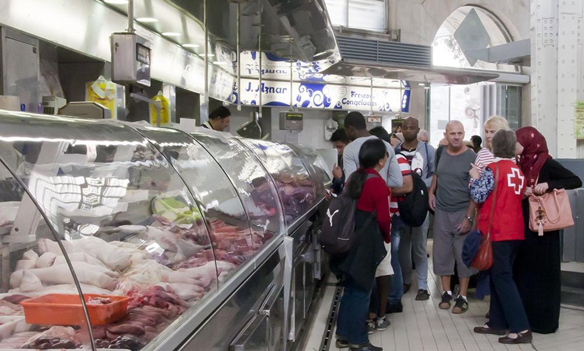 Reparto de comida en un mercado.