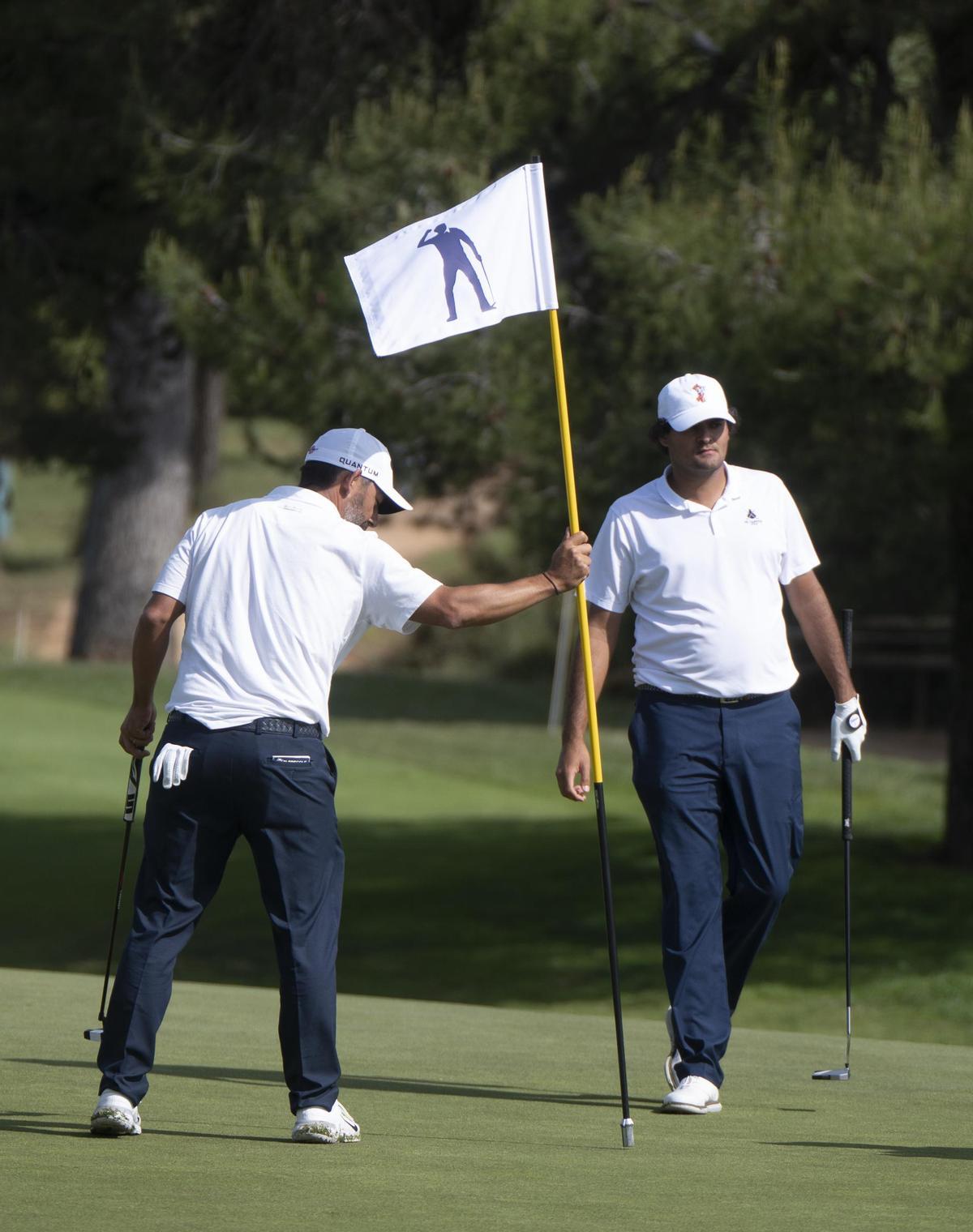 Pablo Larrazabal, col·locant una bandera amb la imatge de Seve Ballesteros