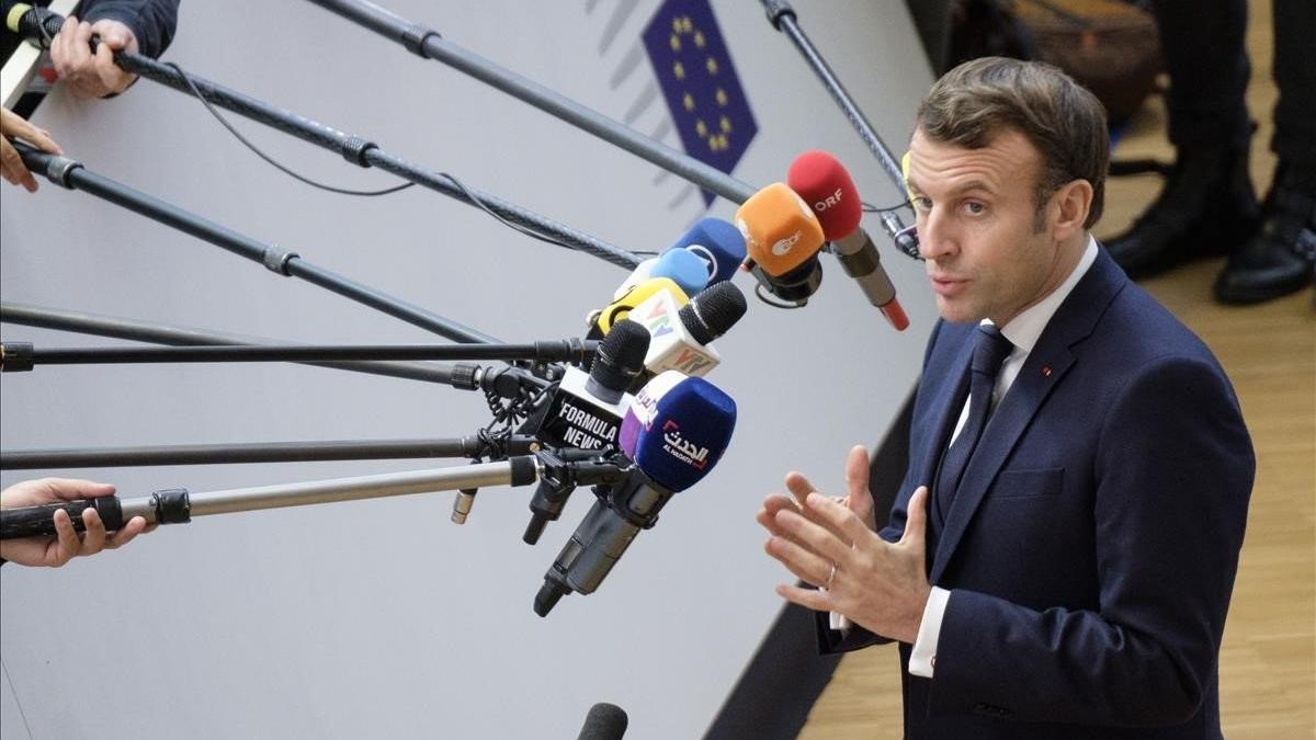 El presidente francés, Emmanuel Macron, atiende a los medios en Bruselas, este jueves.