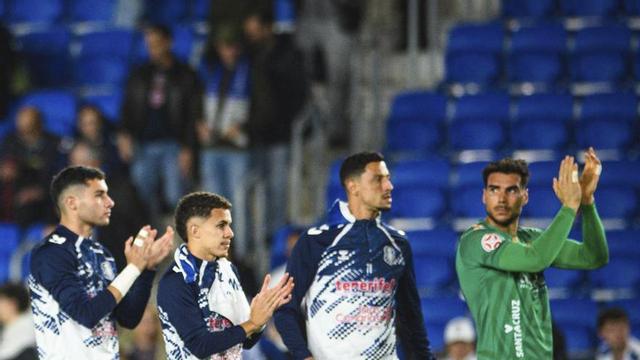 Varios jugadores del Tenerife aplauden a la afición del Heliodoro. |