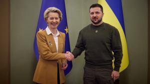 La presidenta de la Comisión Europea, Ursula von der Leyen y el presidente de Ucrania, Volodímir Zelenski