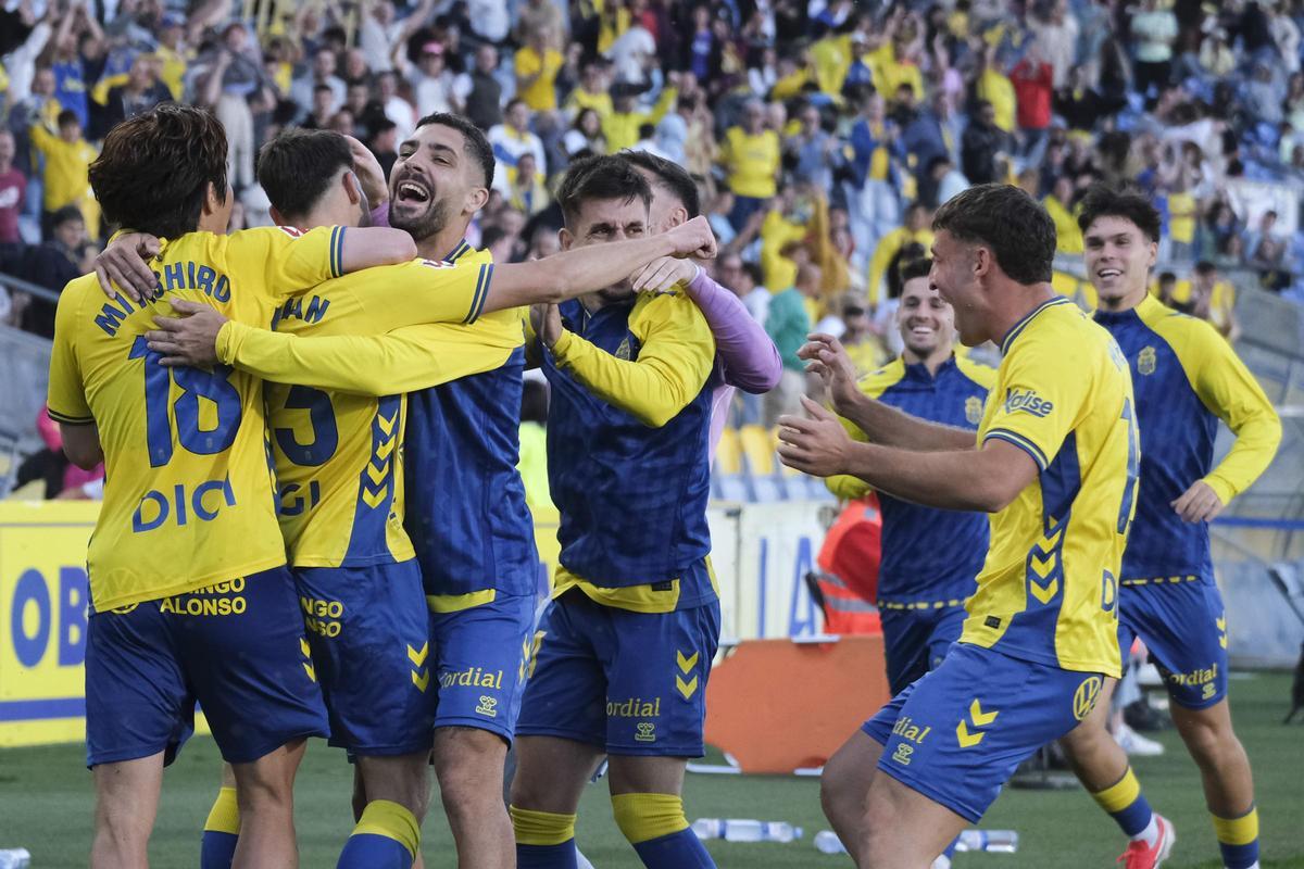 Los jugadores de la UD festejan un gol en el Estadio de Gran Canaria