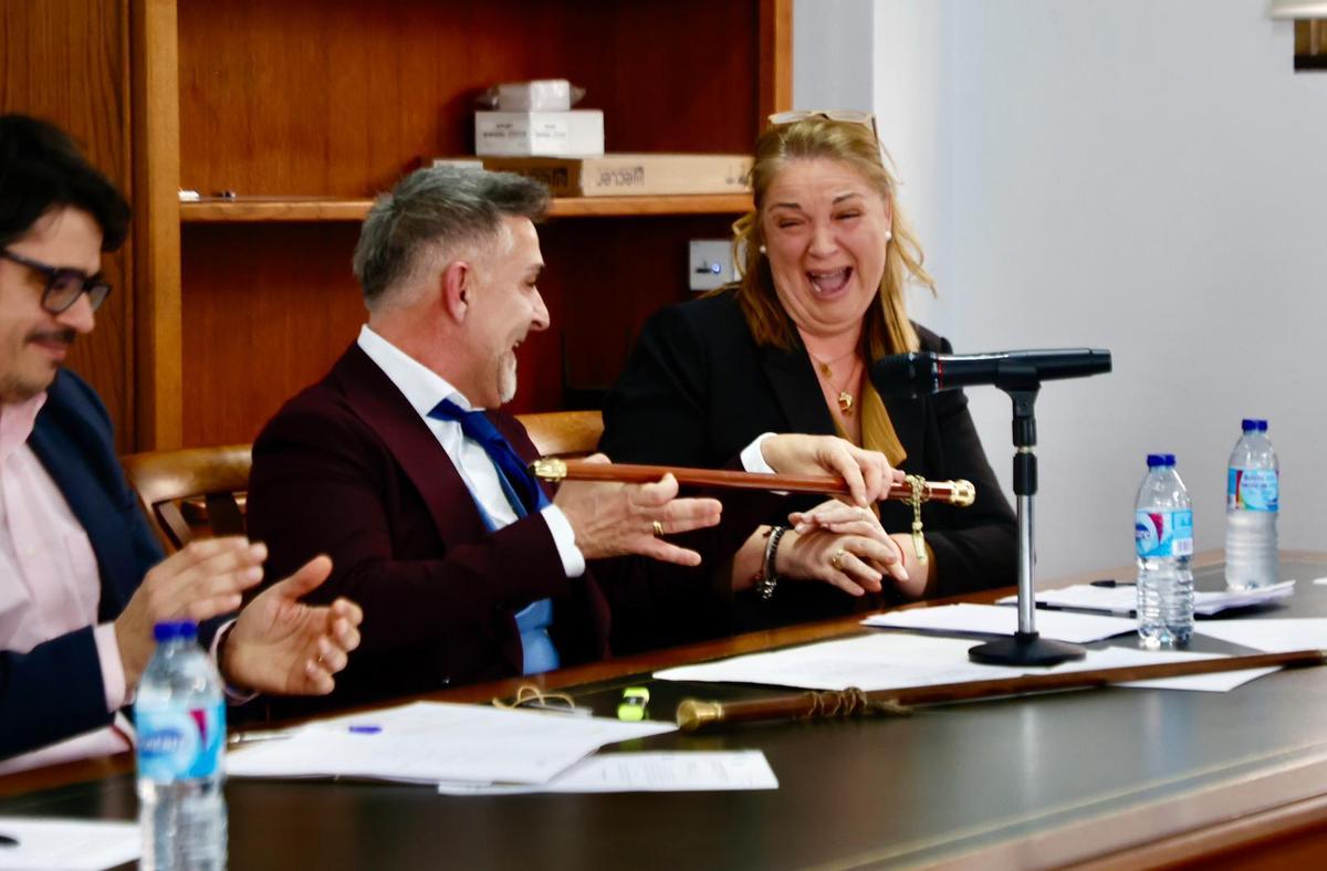 Paqui Llopis y Nicolás Pérez se pasan la vara de mando de Llocnou de la Corona.