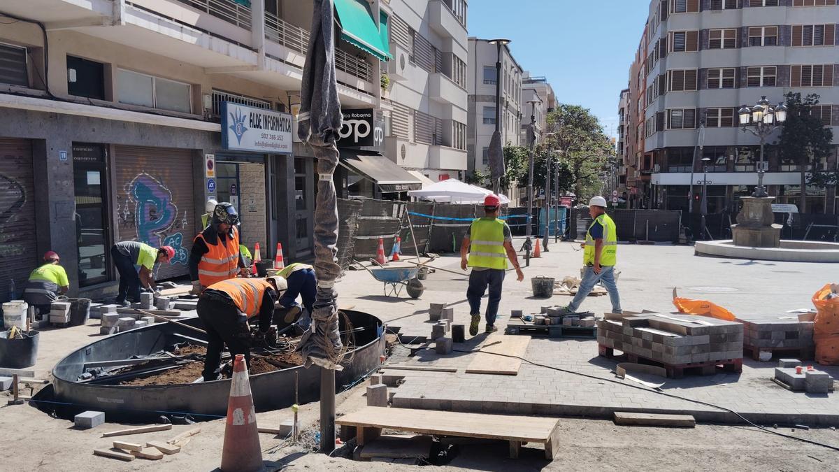 Operarios trabajan en obras de peatonalización.