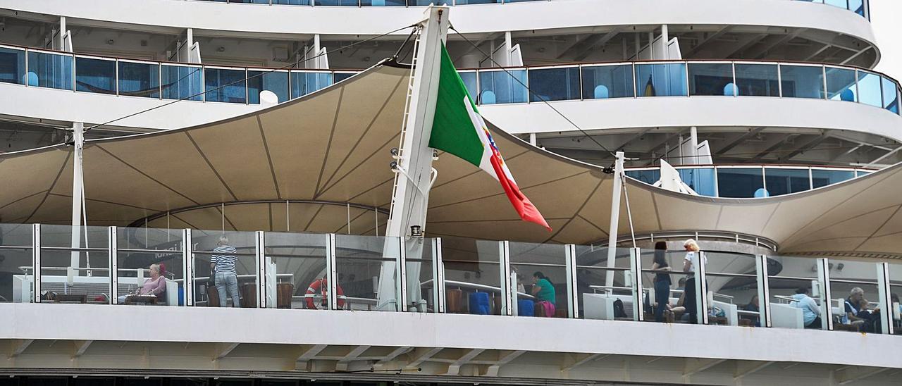 Bandera italiana ondeando en la popa de un crucero de AIDA.