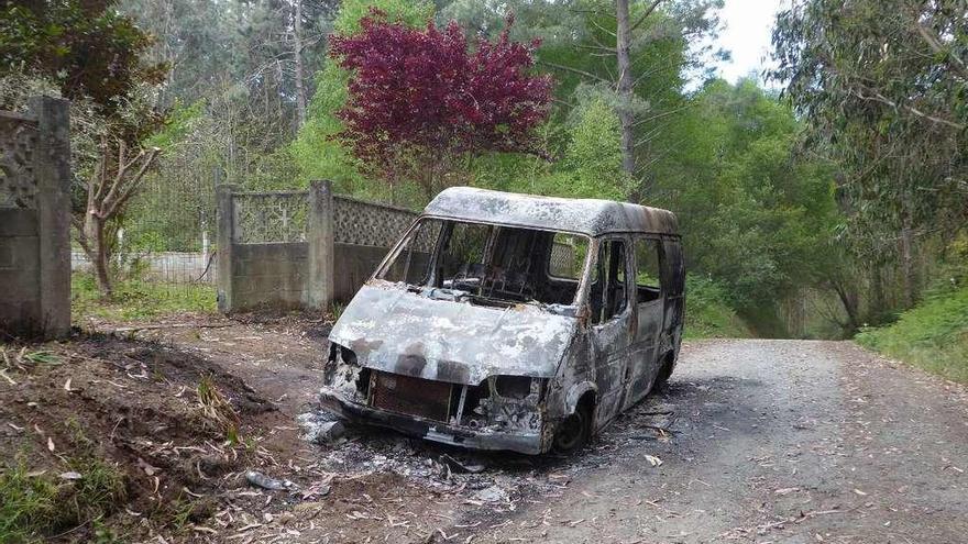 Furgoneta calcinada hace unos veinte días y abandonada en la rúa Castromén en Dexo.