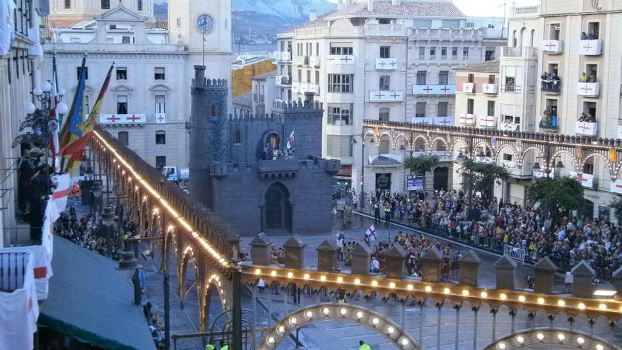 Imagen de los cargos festeros cristianos sobre el castillo