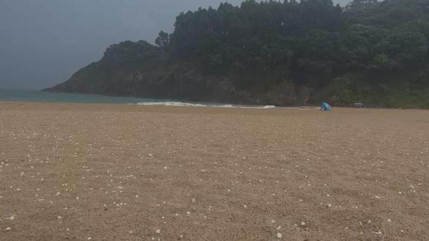Graniza en una playa de Asturias en pleno julio: la insólita imagen que dejó el domingo en el Oriente