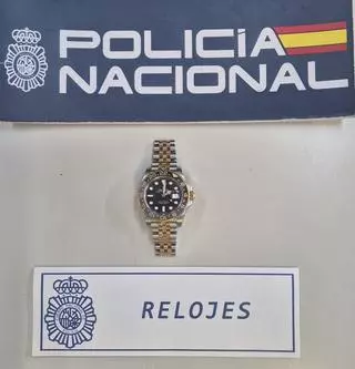 Detenido un empleado de mantenimiento de un edificio del Vial por robar un Rolex y dinero en metálico de una vivienda