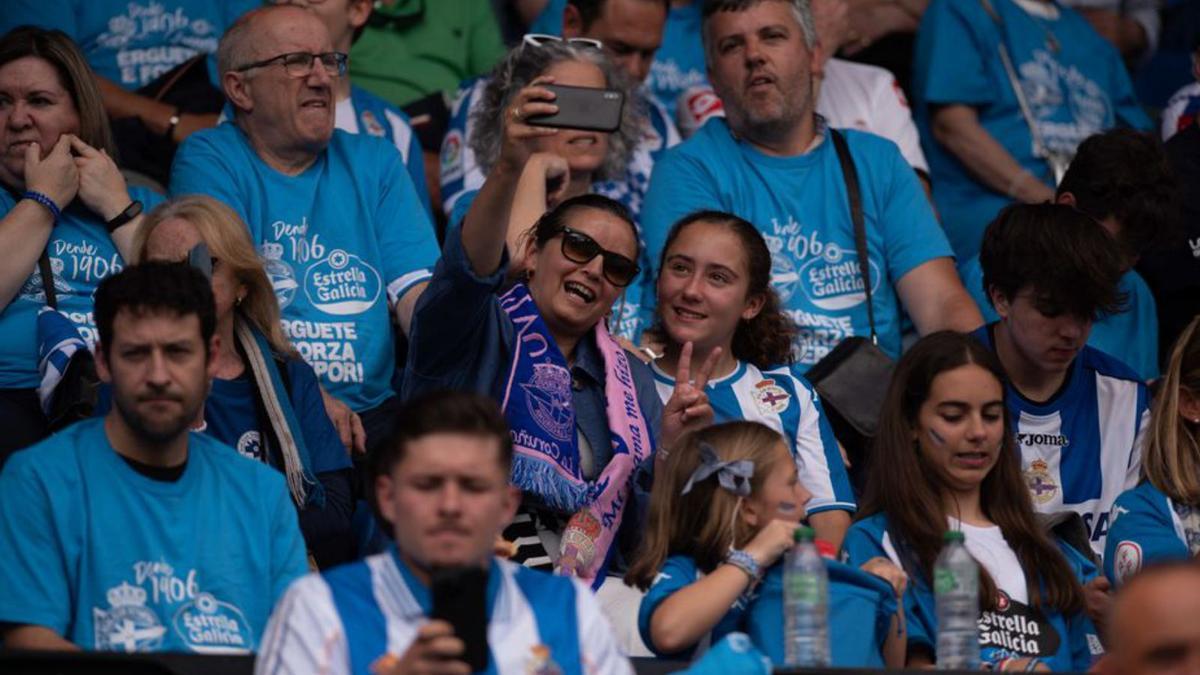 Aficionados blanquiazules, durante el Dépor-Castellón. // CASTELEIRO / R. A.