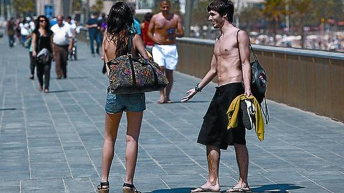 AUTORIZADO EN EL PASEO MARÍTIM 3 La norma deja claro que sí se puede ir con poca ropa, como en el caso de los jóvenes de esta imagen, en los paseos marítimos y en las calles contiguas a las playas.