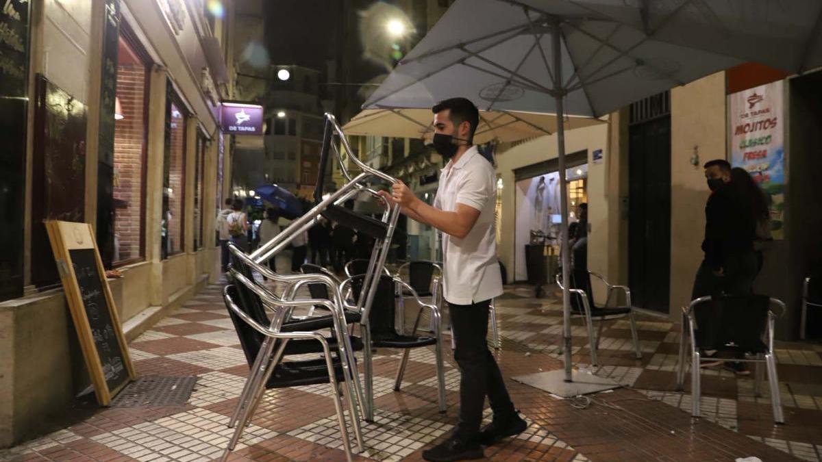 Hosteleros andaluces piden a la Junta que retrase el toque queda a las doce de la noche