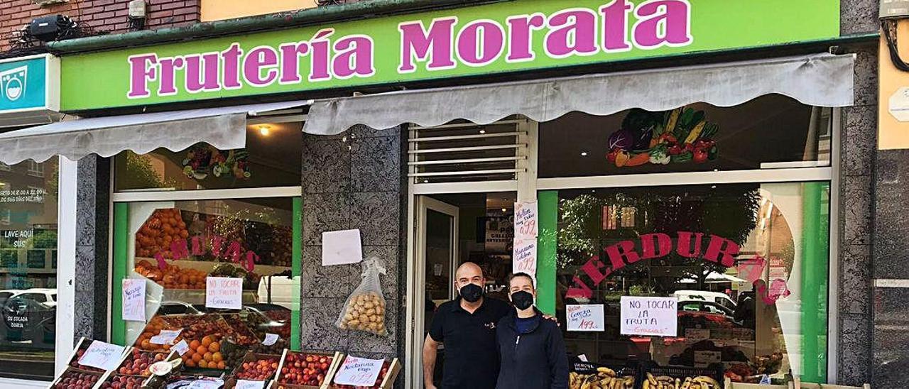 Luis Cadenas y Lorena Alonso, a las puertas de la frutería Morata, en Gijón. | LNE