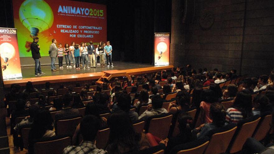 Un grupo de escolares y Damián Perea, ayer, durante la proyección de cortometrajes escolares en el Cicca.