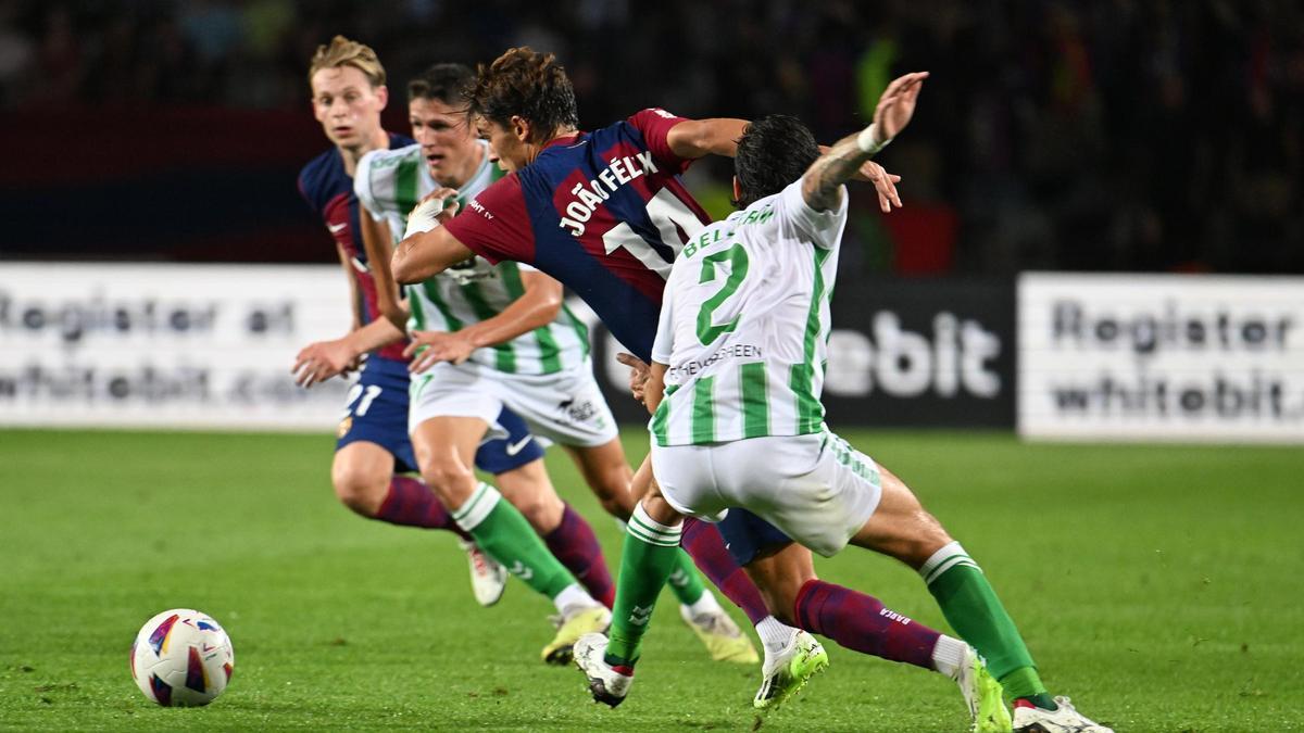 Barcelona 16.09.2023. Deportes. Joao Félix se anticipa a Bellerín durante el partido de liga entre el FC Barcelona (Barça) y el Betis. Fotografía de Jordi Cotrina