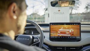 Un conductor viendo un vídeo en la pantalla de su Skoda