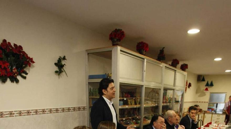 La Alcaldesa, en el centro de la foto, junto a varios concejales en la tradicional cena de Navidad en el Albergue Covadonga.