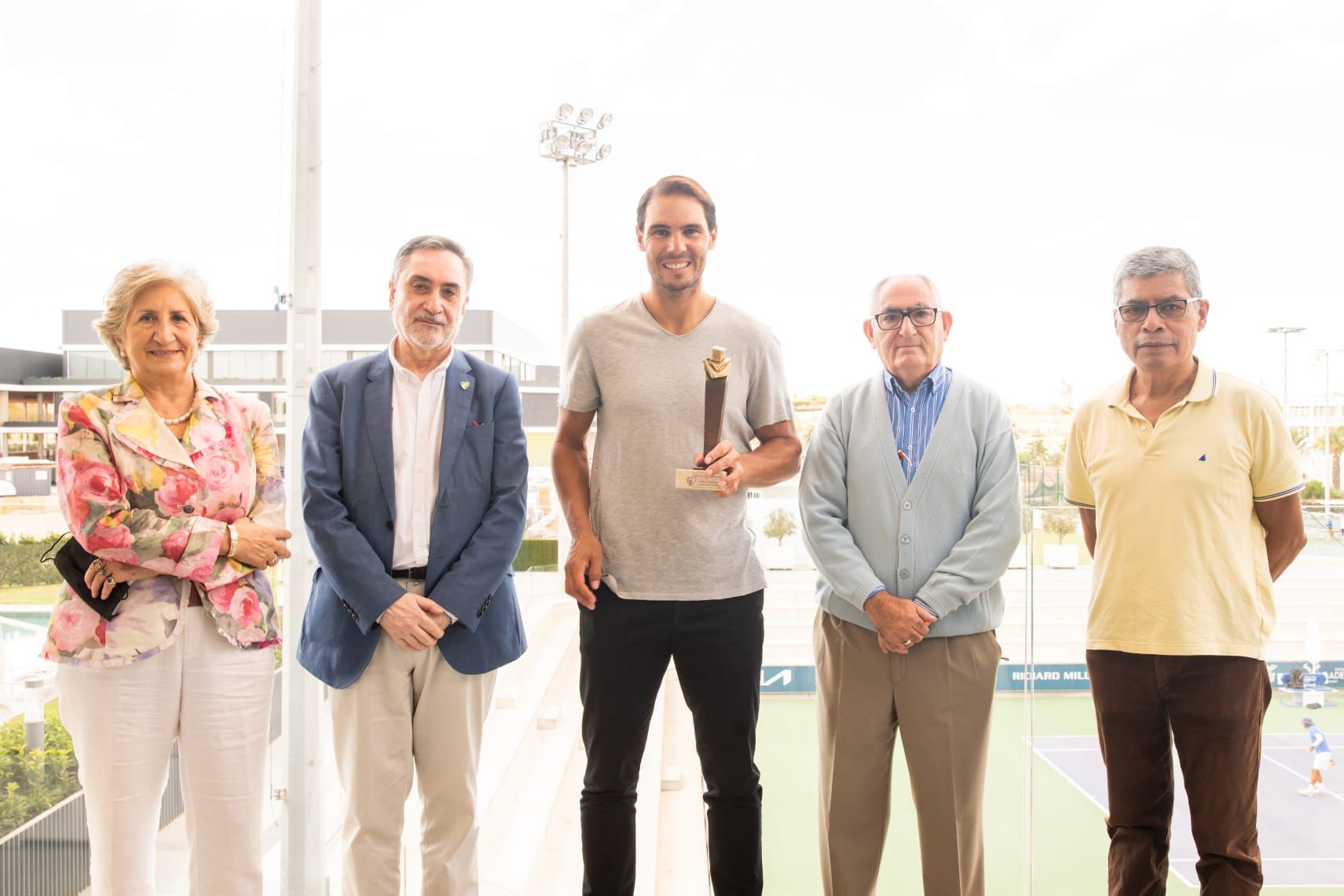 Rafa Nadal recibe el premio al compromiso solidario del Teléfono de la Esperanza