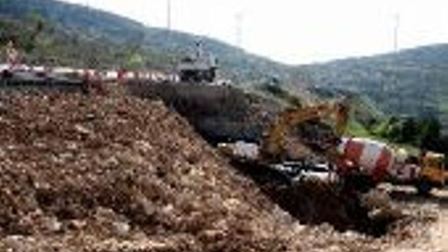 La lluvia provoca graves daños en la carretera de las Cuencas Mineras